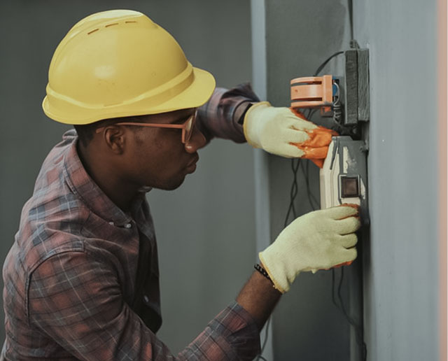 Tomada Esquentando em Cabo Frio: Confira 4 Motivos eletricista carlos silva