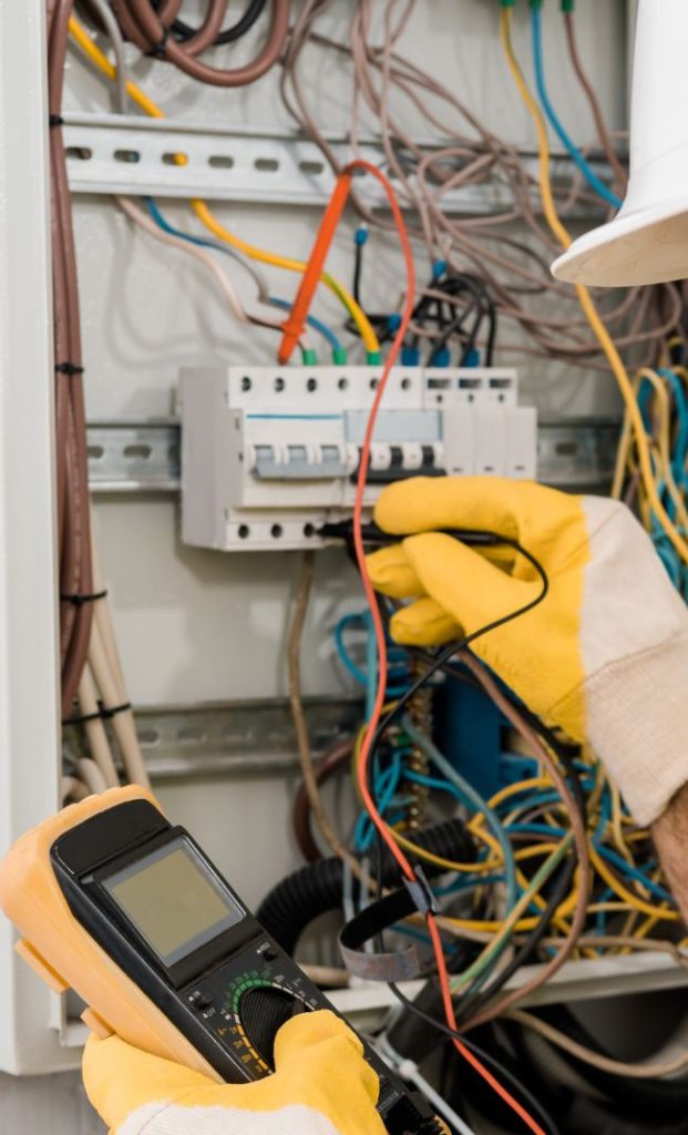 Luz Piscando em Casa em Cabo Frio? Veja 4 Possíveis Causas eletricistas em Cabo Frio